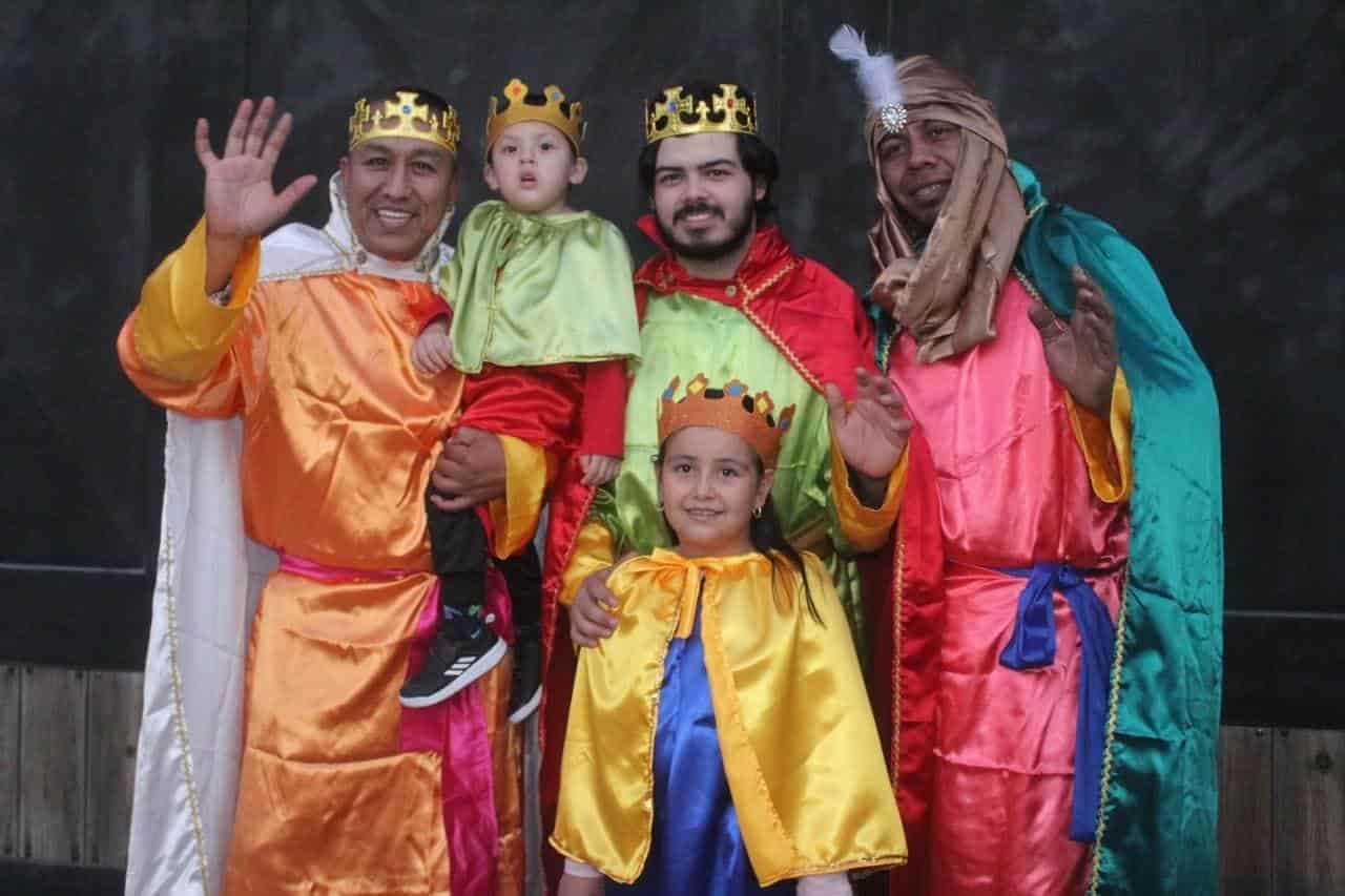 Como Reyes festejan a niños de San Buena
