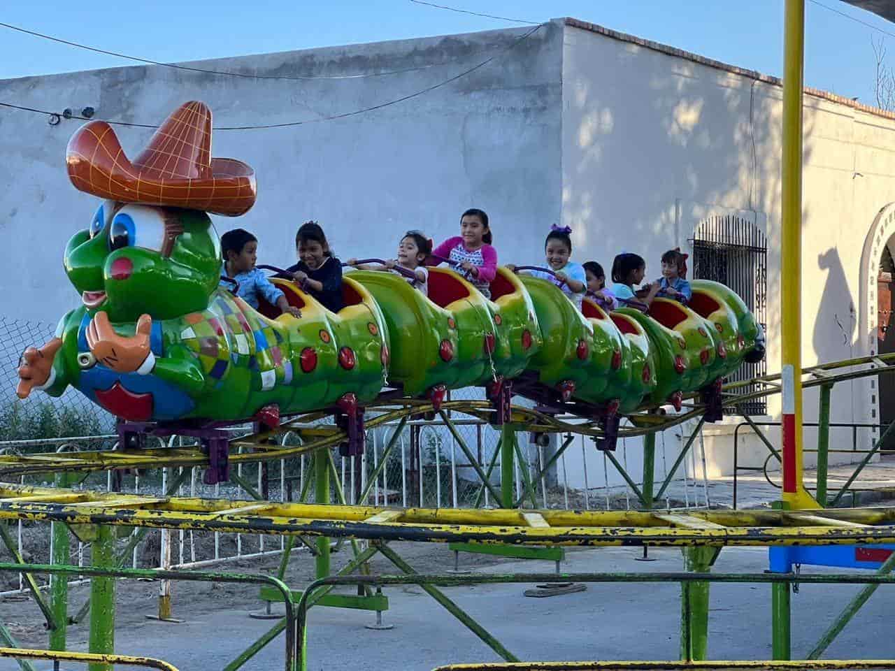 Como Reyes festejan a niños de San Buena