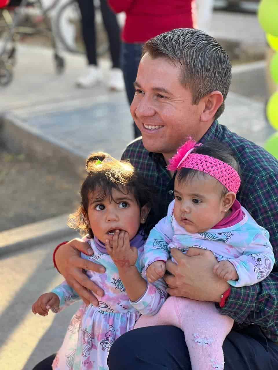 Como Reyes festejan a niños de San Buena
