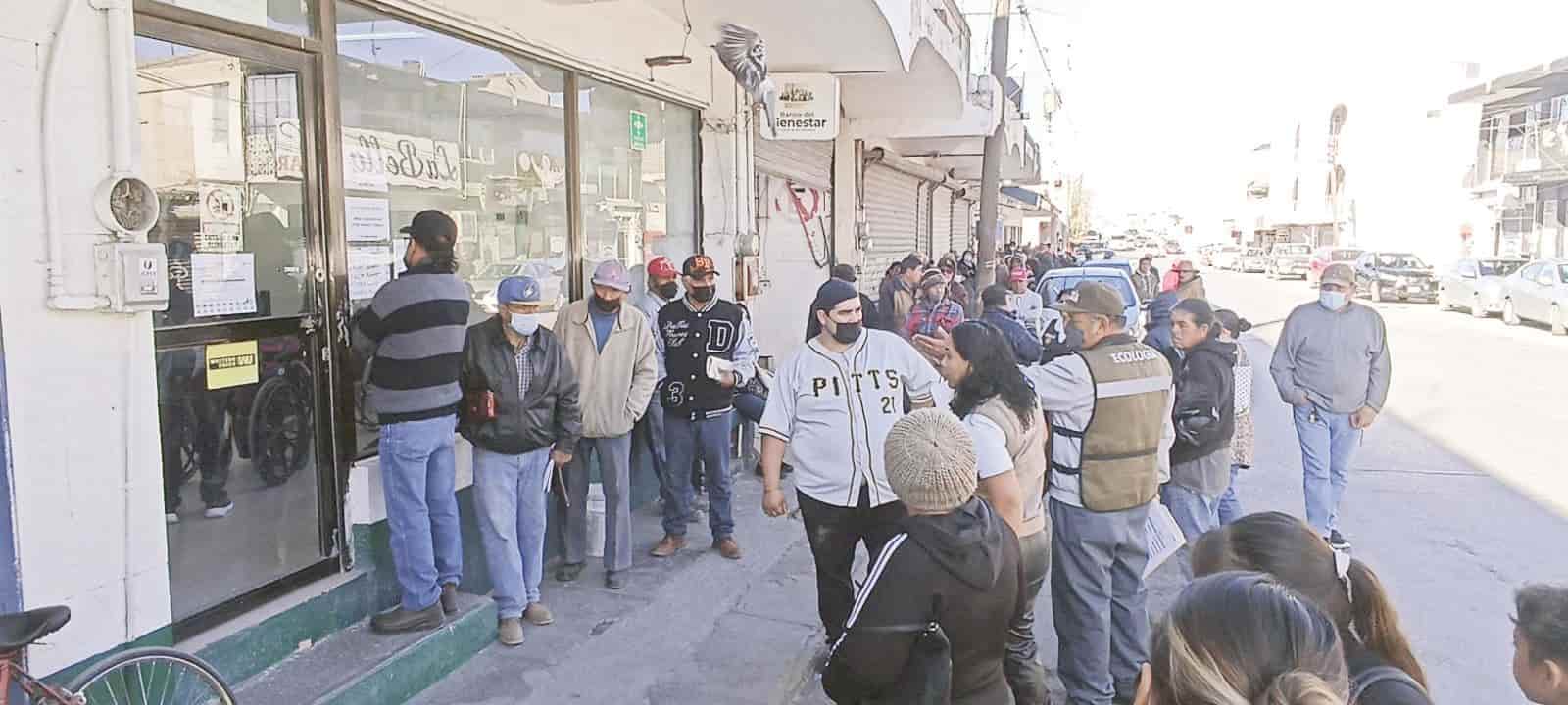 Viven calvario en el banco del Bienestar