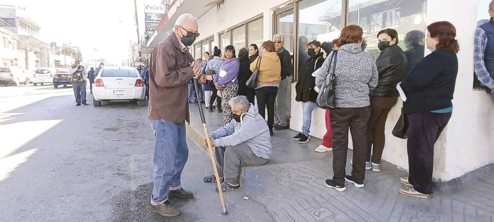 Viven calvario en el banco del Bienestar