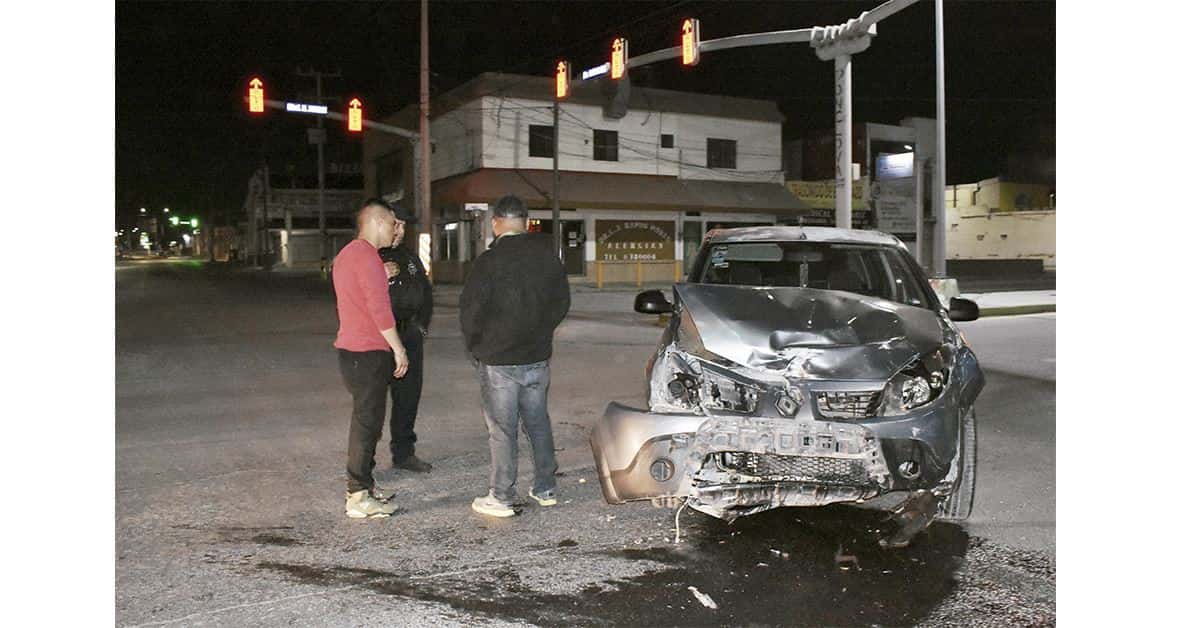 Se pasa de largo y causa choque