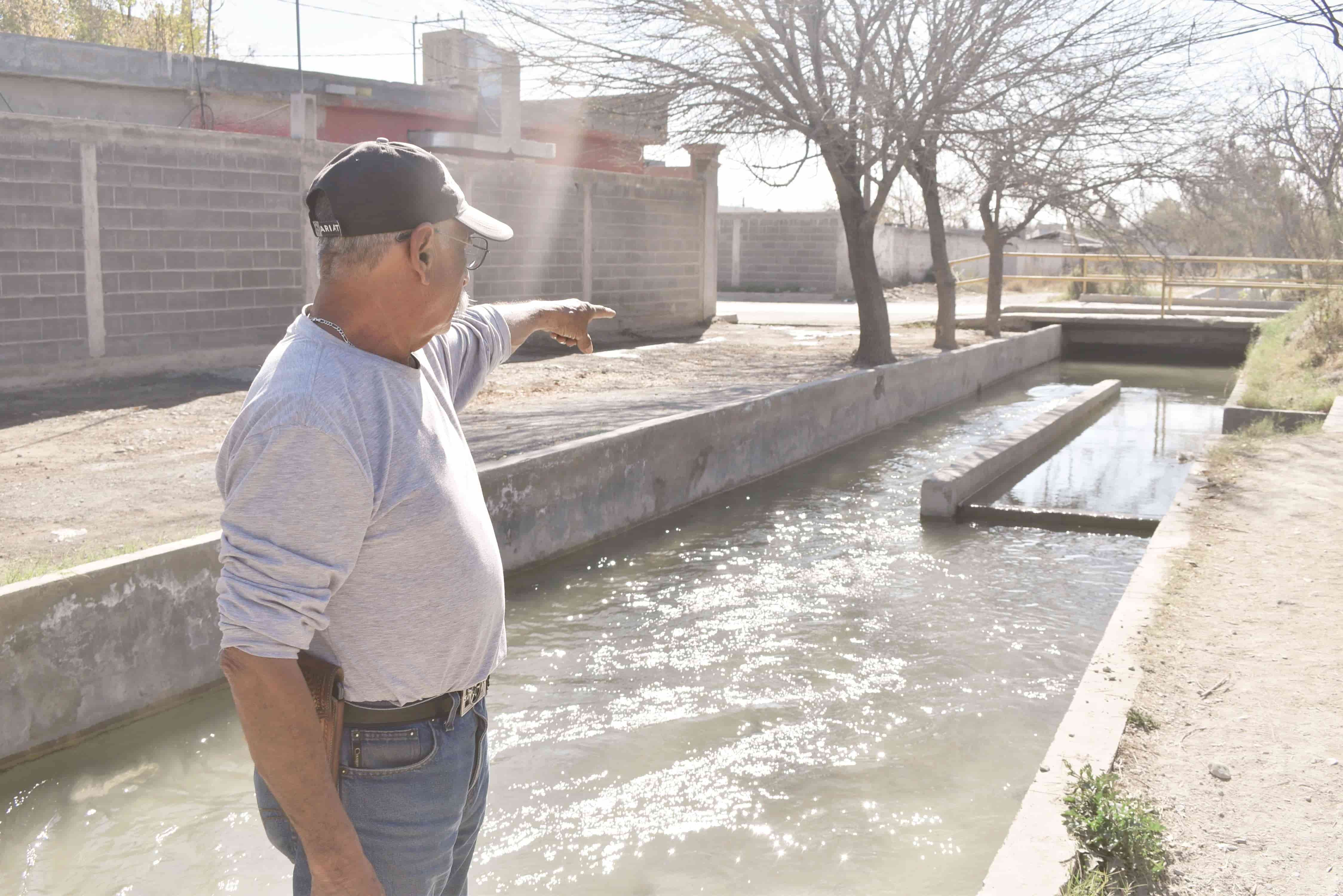 En el salón ejidal existe un mural de los pioneros del ejido.