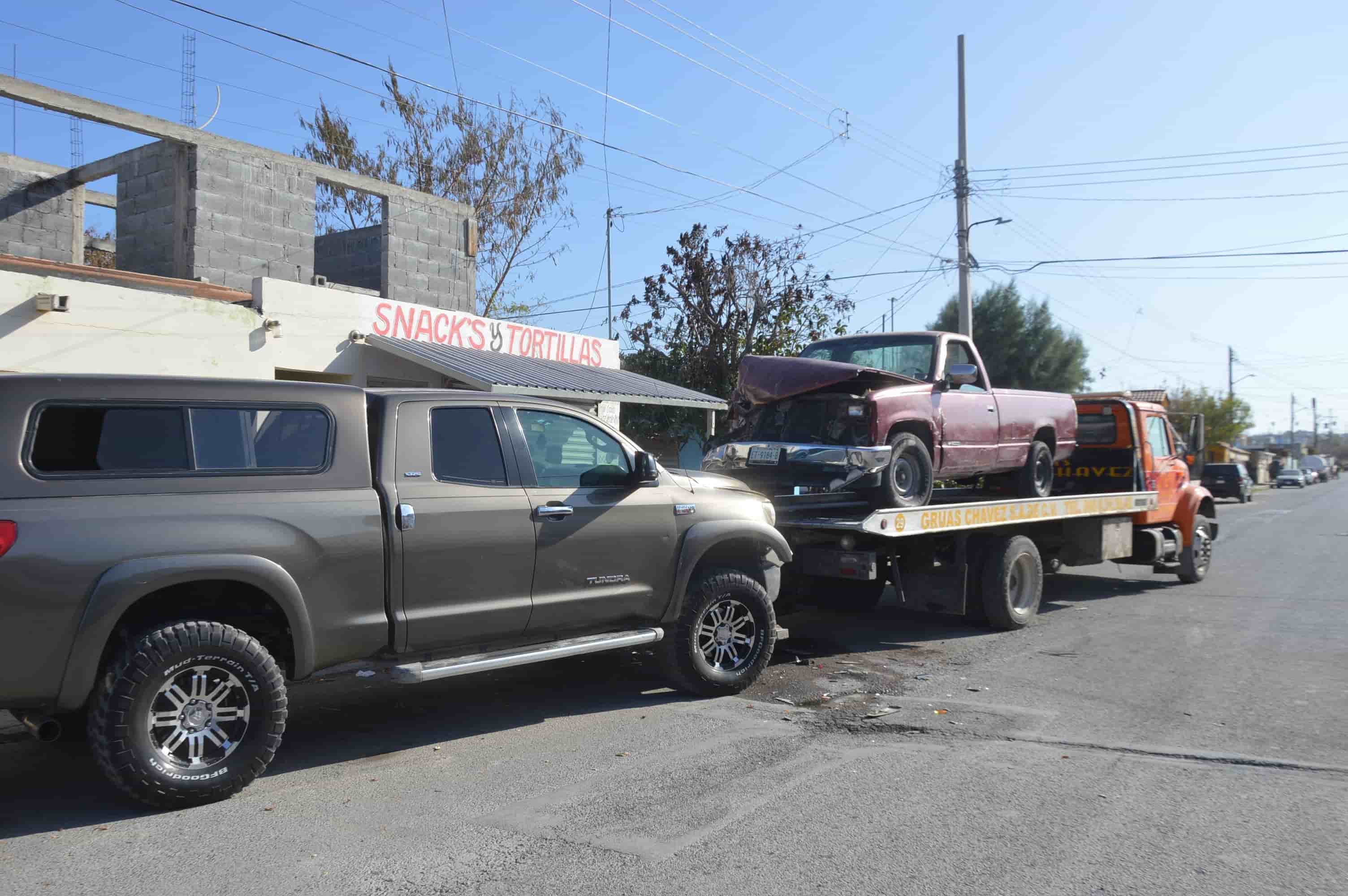 Se queda sin frenos y rebota en ‘troca’
