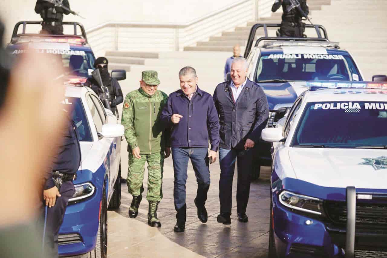 Entrega Riquelme patrullas en Torreón
