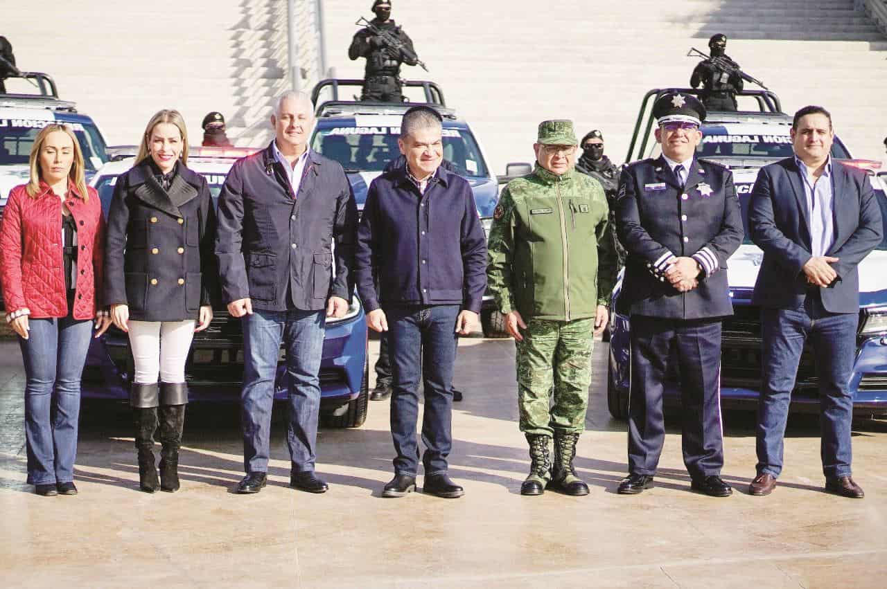 Entrega Riquelme patrullas en Torreón
