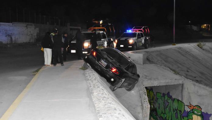 ‘Atora’ auto en desagüe 