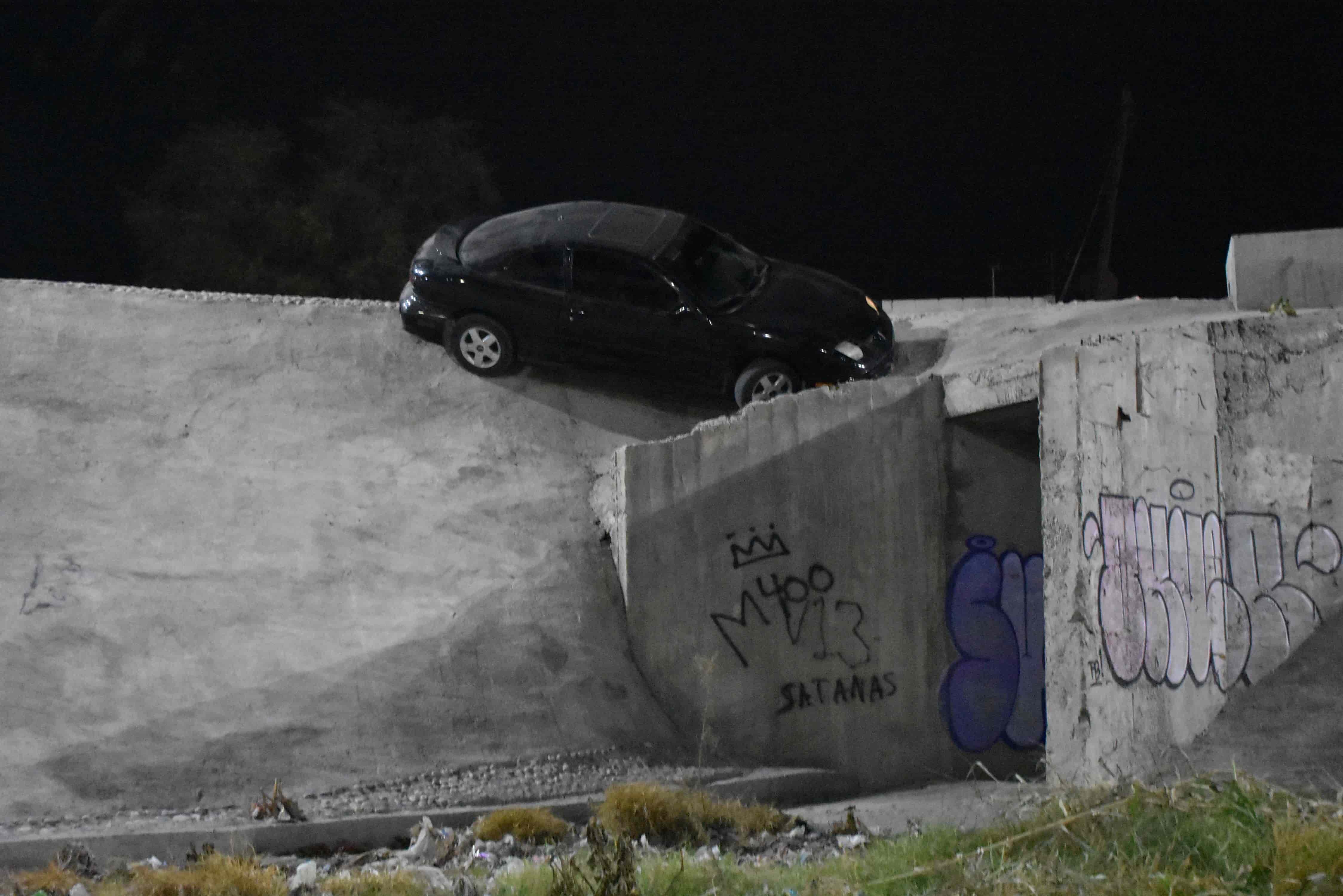 ‘Atora’ auto en desagüe 