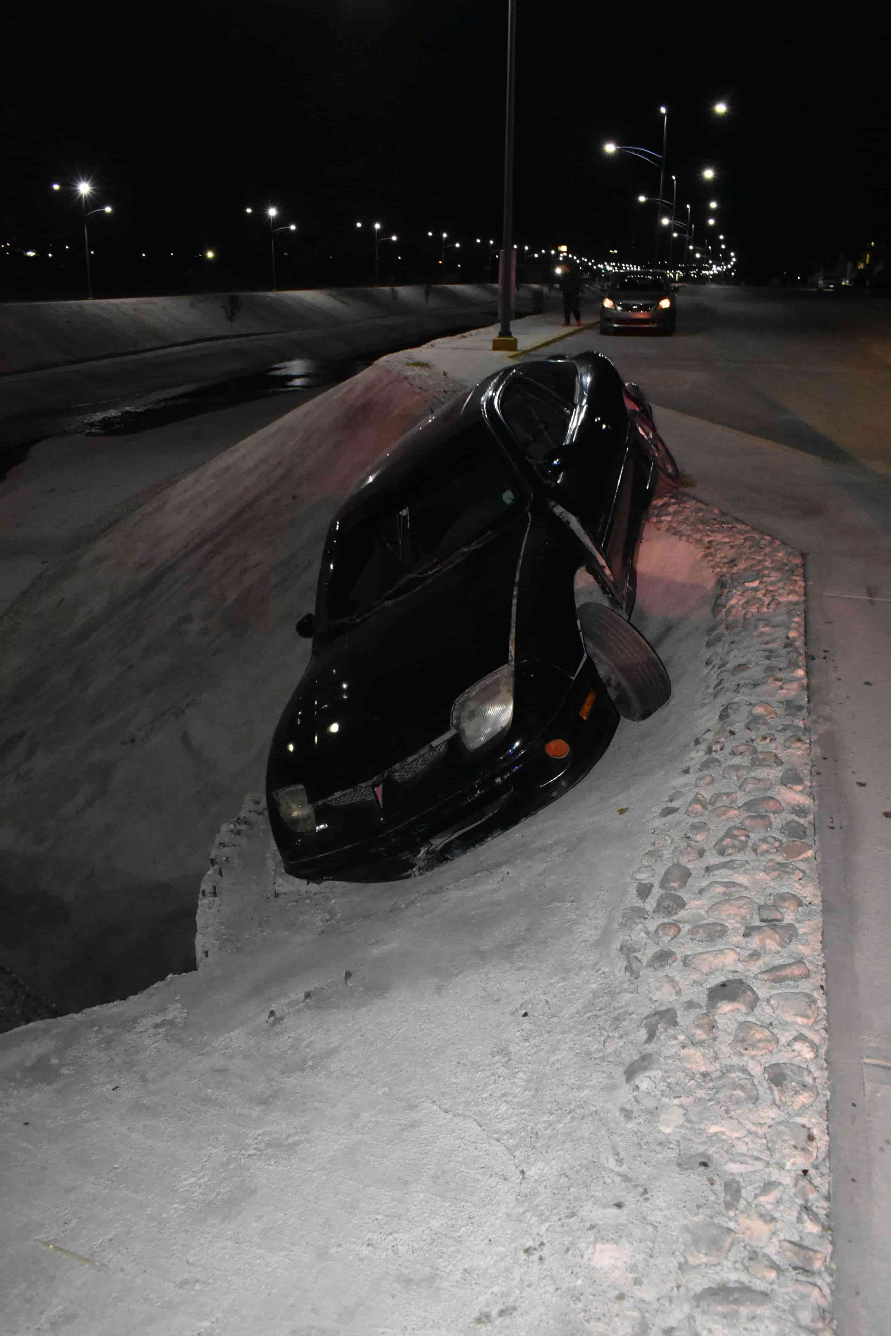 ‘Atora’ auto en desagüe 