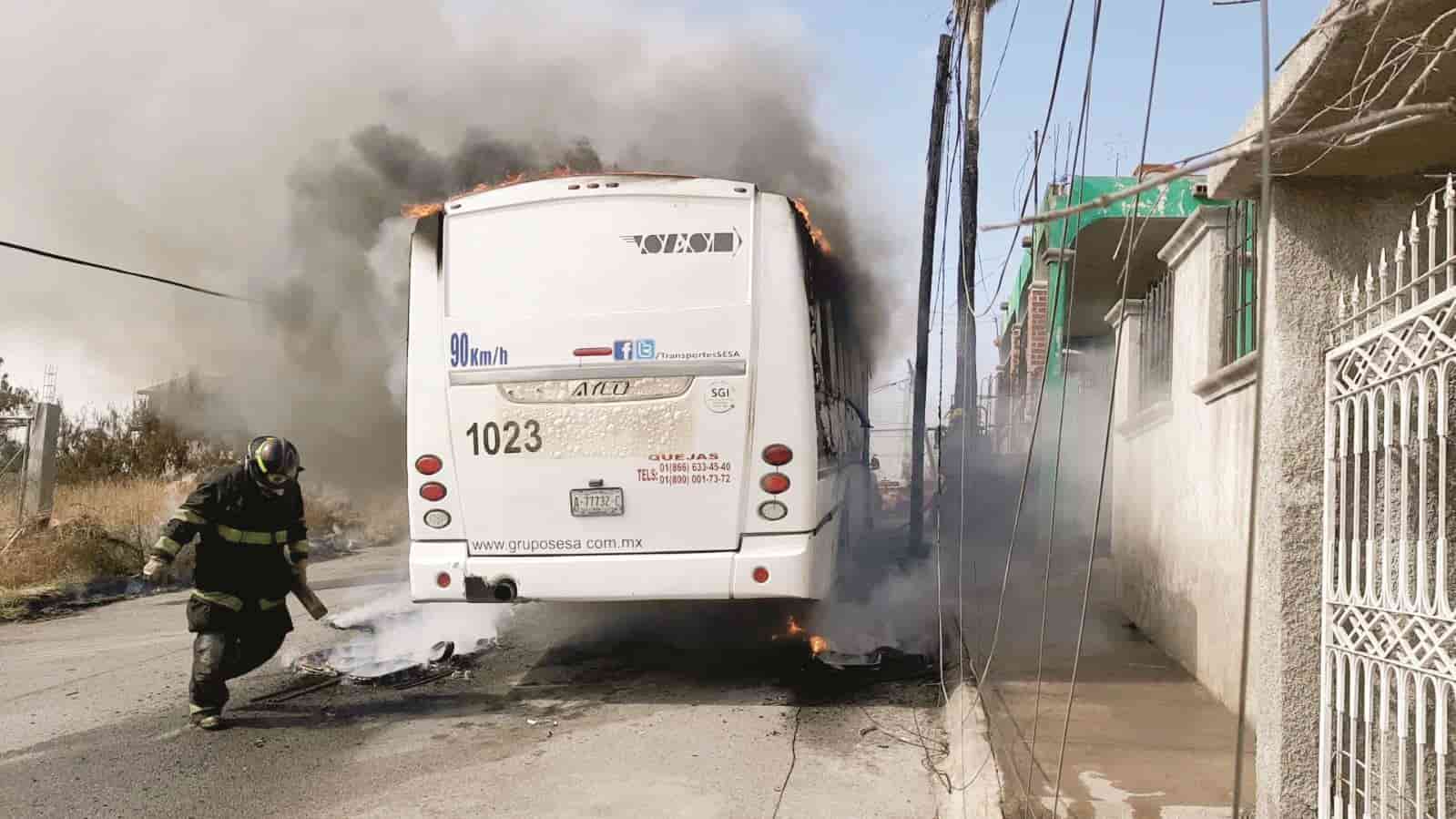 Arde camión en la Guerrero