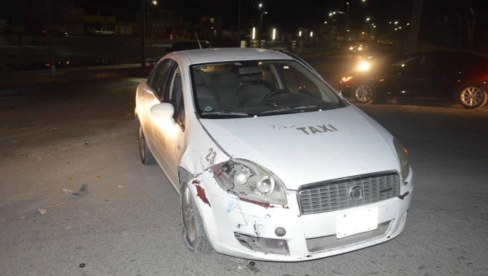Le ‘pega’ taxista por desesperada 