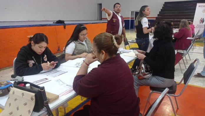 Entregan tarjeta de pensión del Bienestar