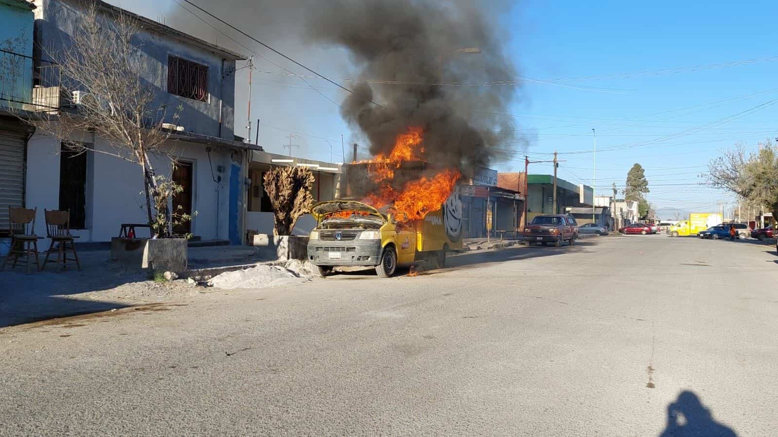 Arde camión de Sabritas