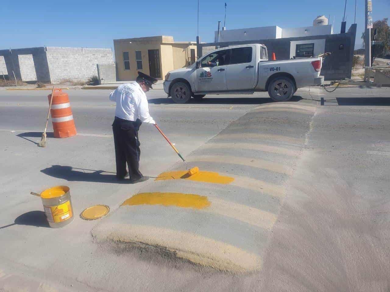 Aplican pintura en bordos de avenidas