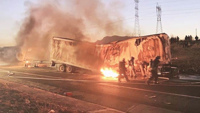 Chocan y se incendian tráilers 