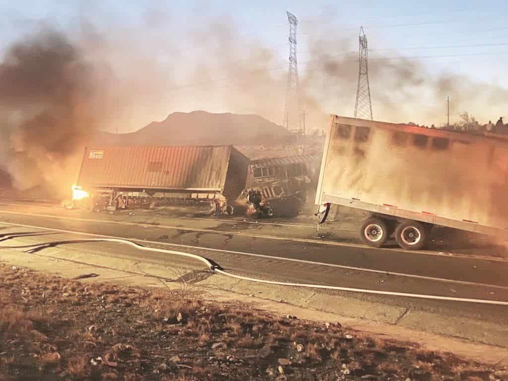 Chocan y se incendian tráilers 