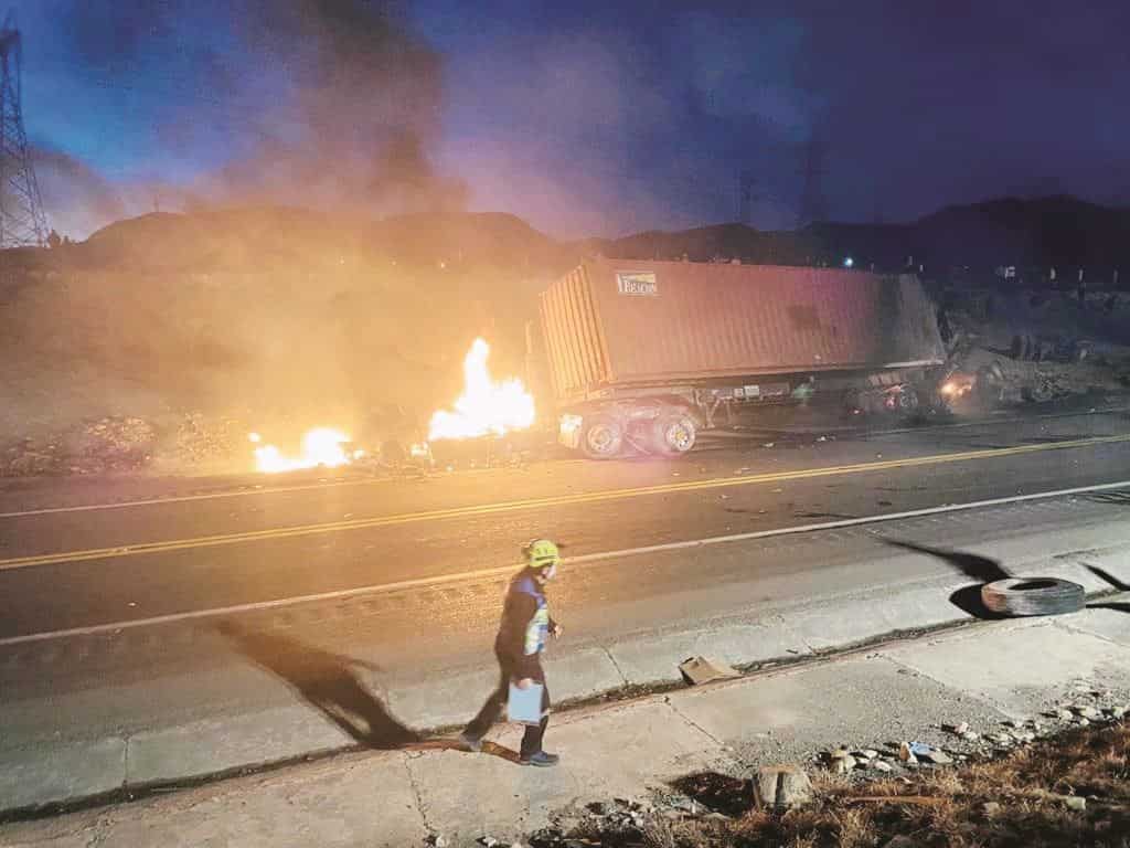 Chocan y se incendian tráilers 