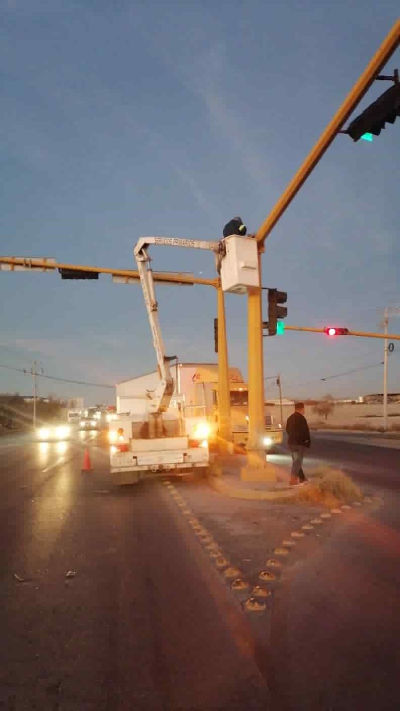 Reparan semáforo dañado 