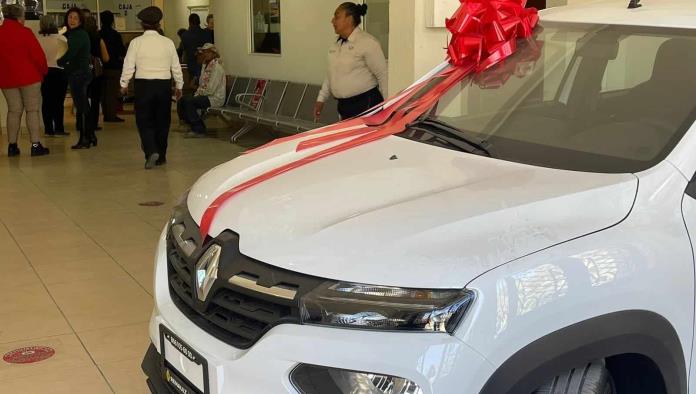 Exhiben automóvil del predial