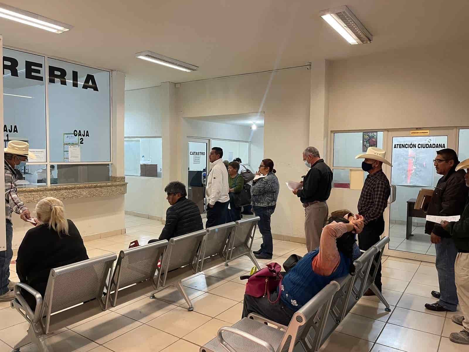 Exhiben automóvil del predial