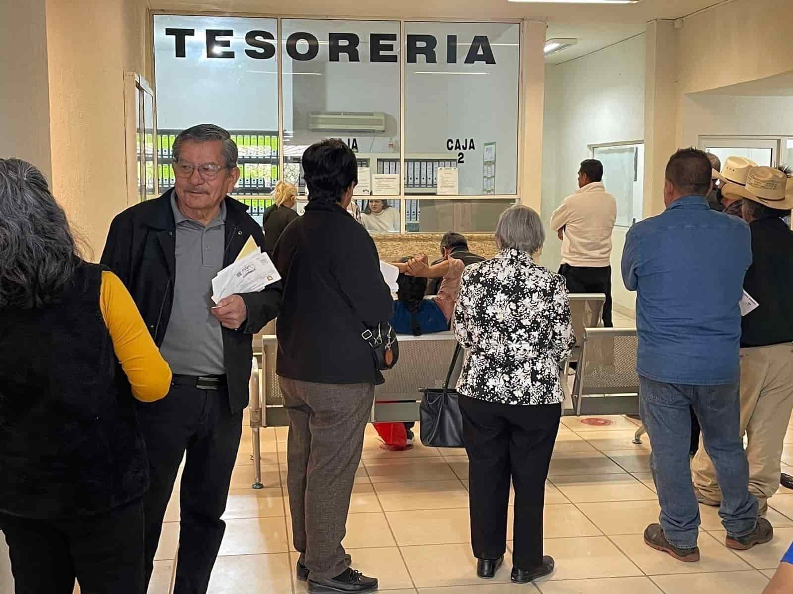 Exhiben automóvil del predial