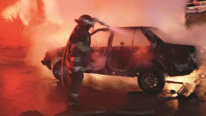Se incendia auto por corto circuito