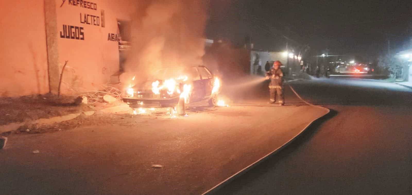 Se incendia auto por corto circuito