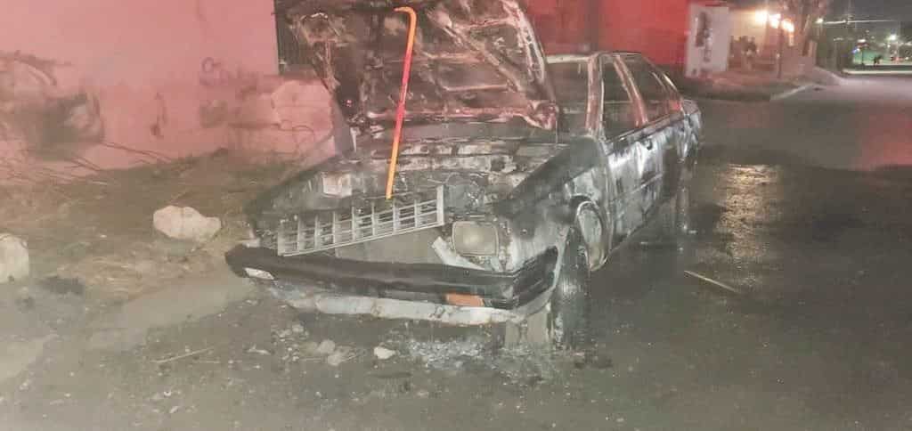 Se incendia auto por corto circuito