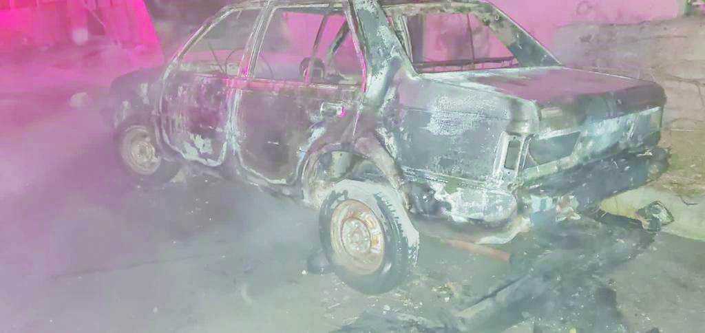 Se incendia auto por corto circuito