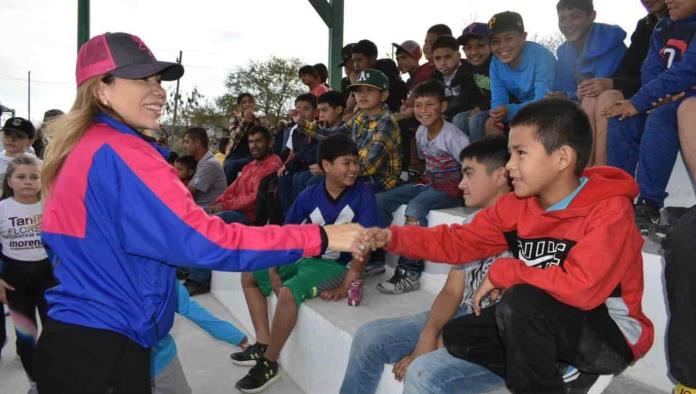 Cumple Tania Flores a deportistas de Esperanzas