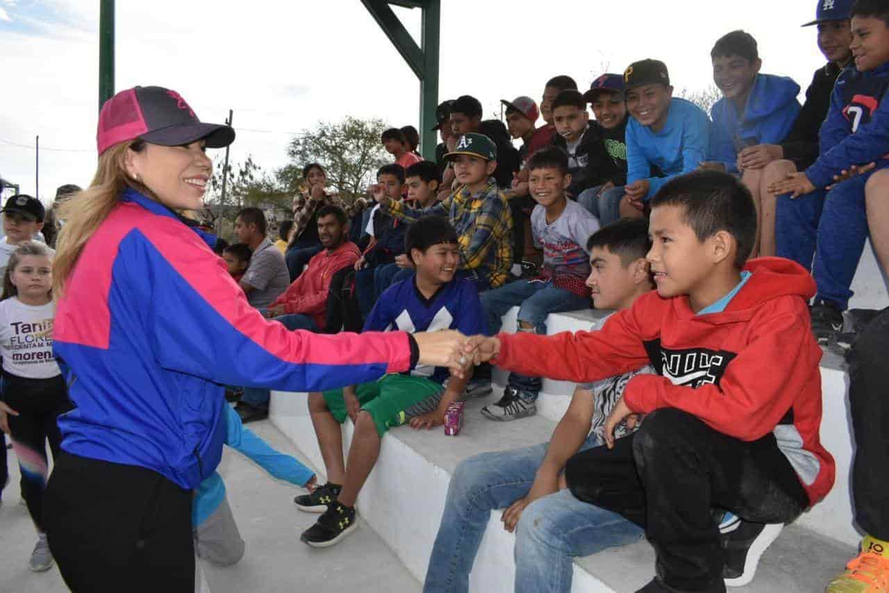 Cumple Tania Flores a deportistas de Esperanzas