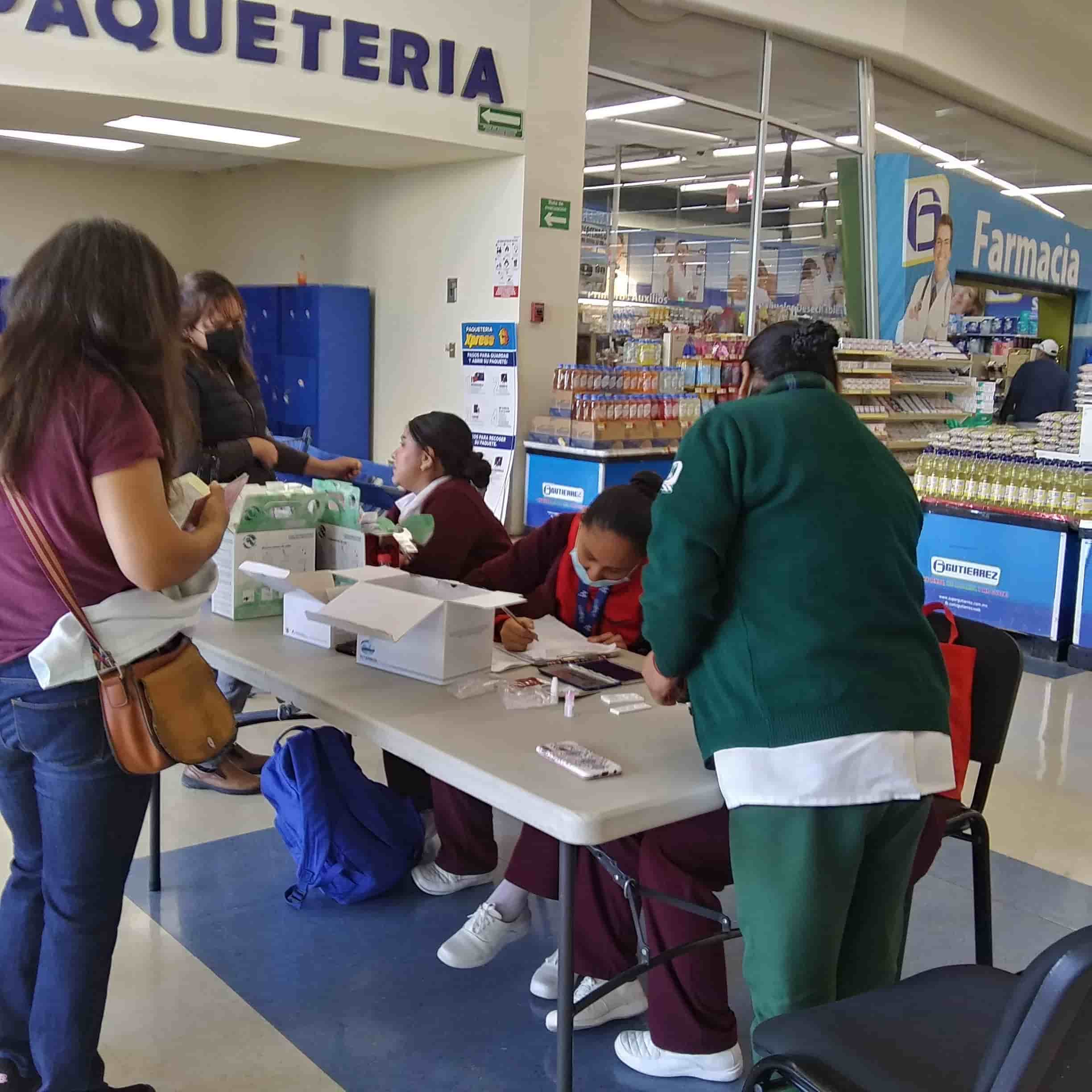 Personal de salud se instaló en un centro comercial para vacunar contra influenza y neumonía, así como para realizar pruebas de VIH y hepatitis.
