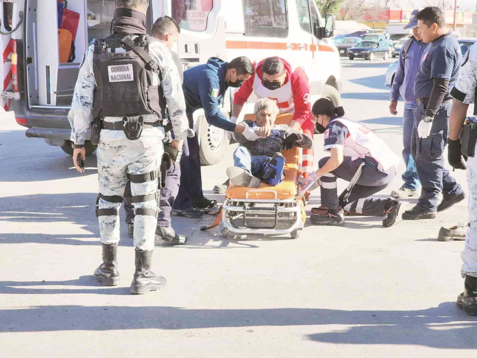 Se rompe pierna al chocar auto