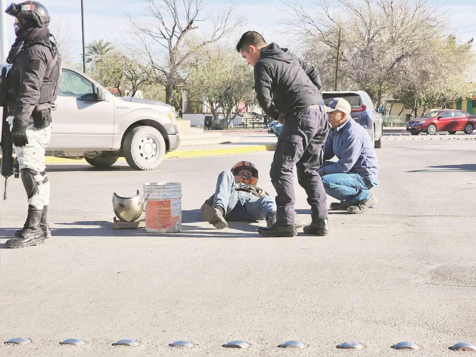 Se rompe pierna al chocar auto