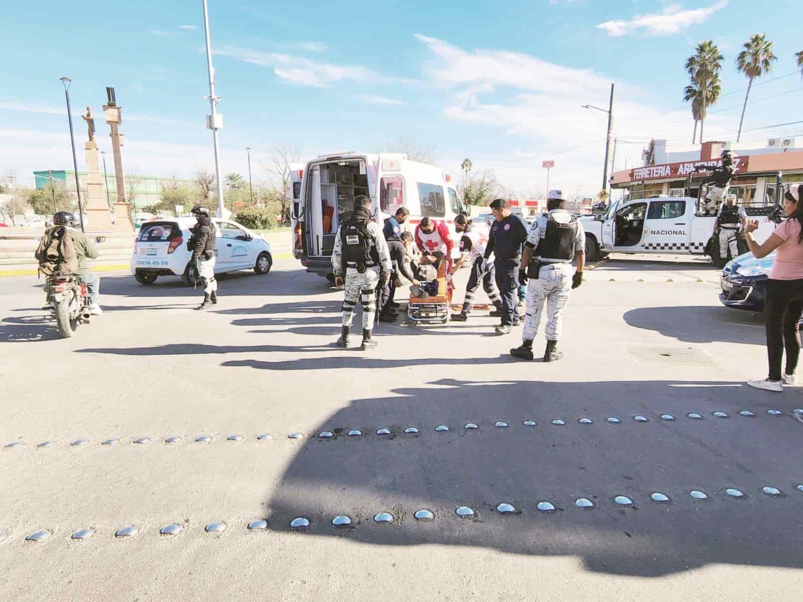 Se rompe pierna al chocar auto
