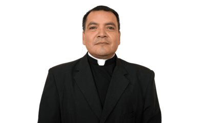 Oran católicos por El Padre Ricardo