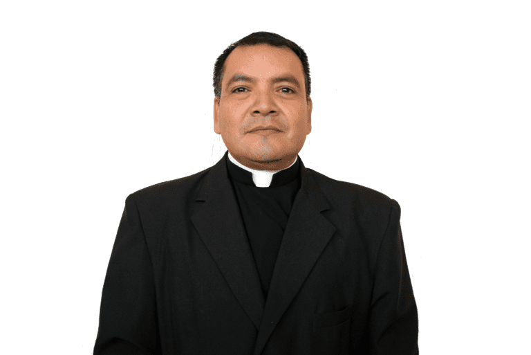 Fieles oran por la salud del padre Ricardo Hernández Flores.