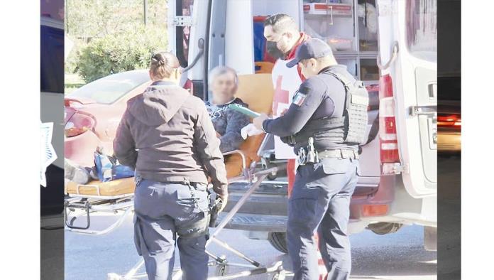 Se rompe pierna al chocar auto
