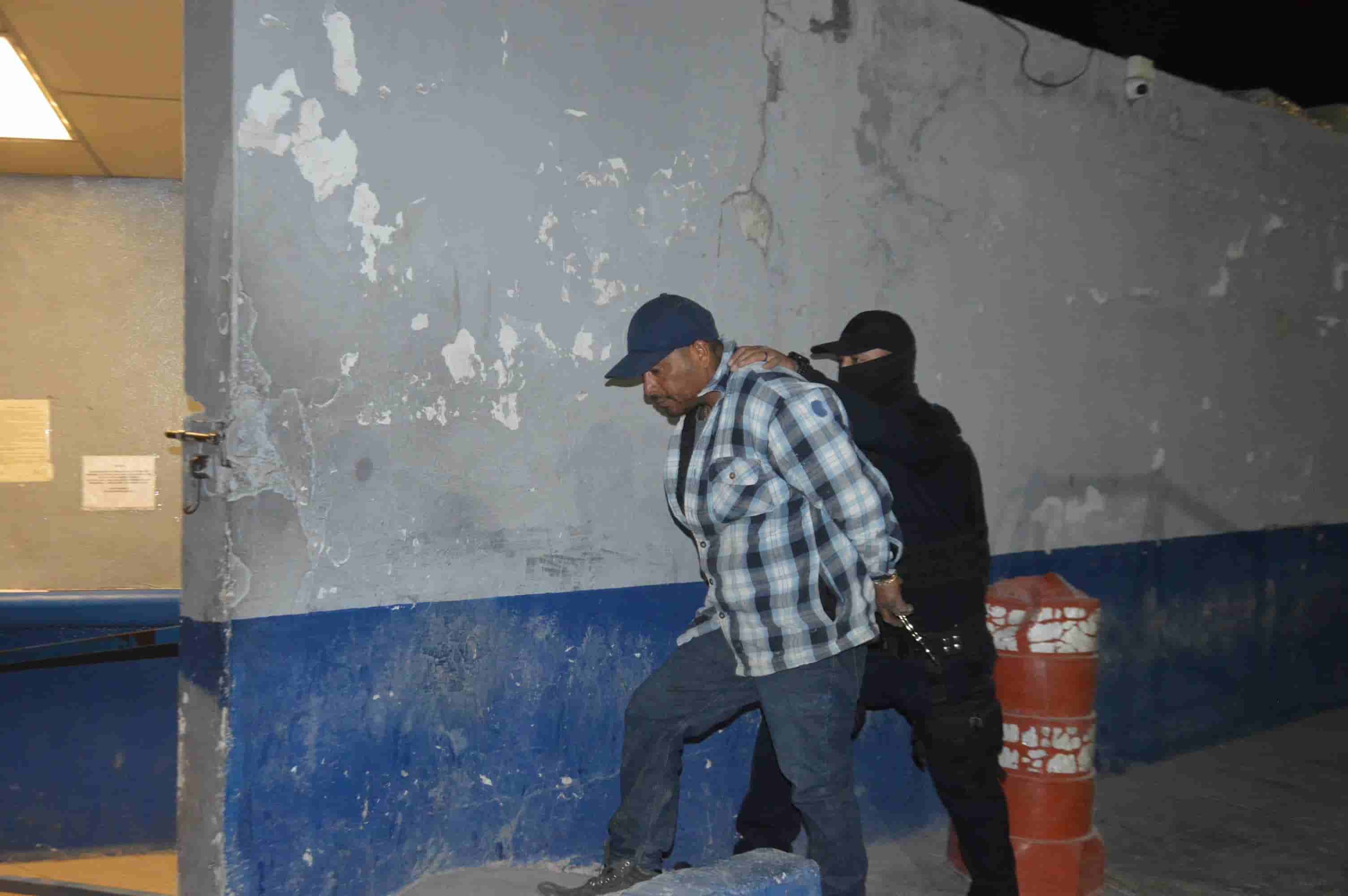 Aterroriza a su familia