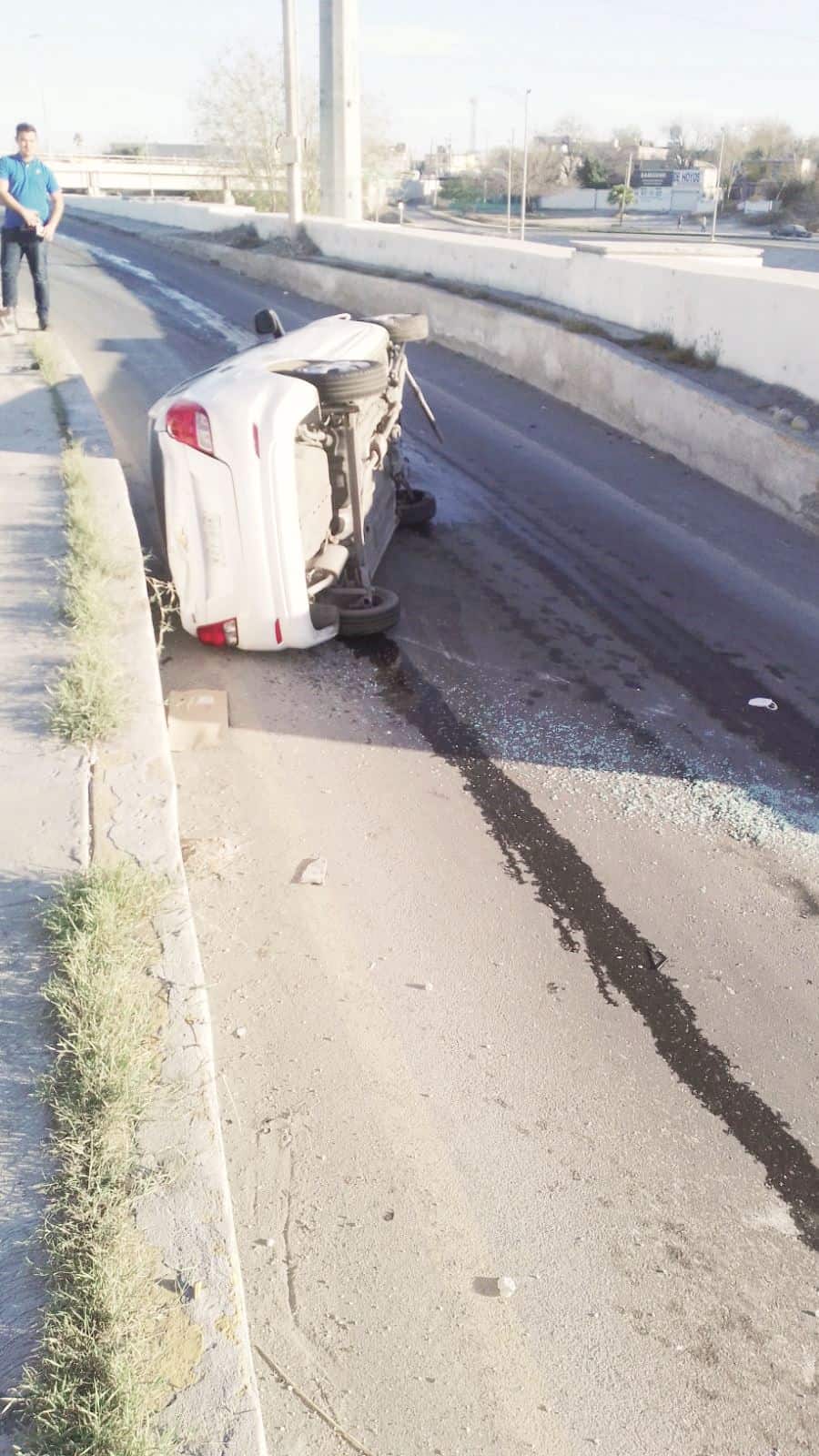 Derrapa, choca y vuelca