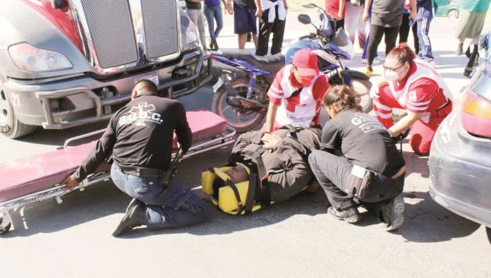 Choca tráilero a motociclista