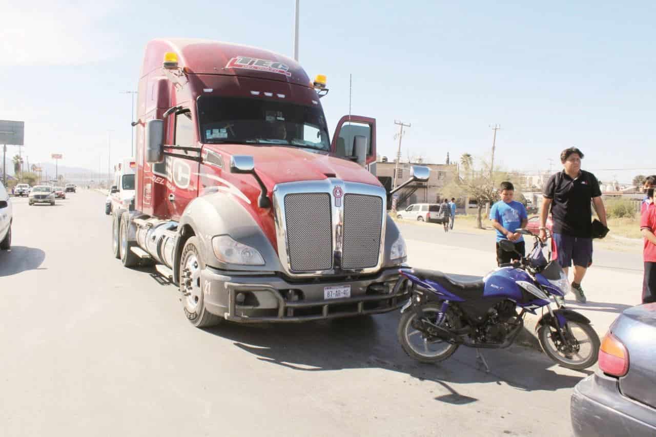 Choca tráilero a motociclista