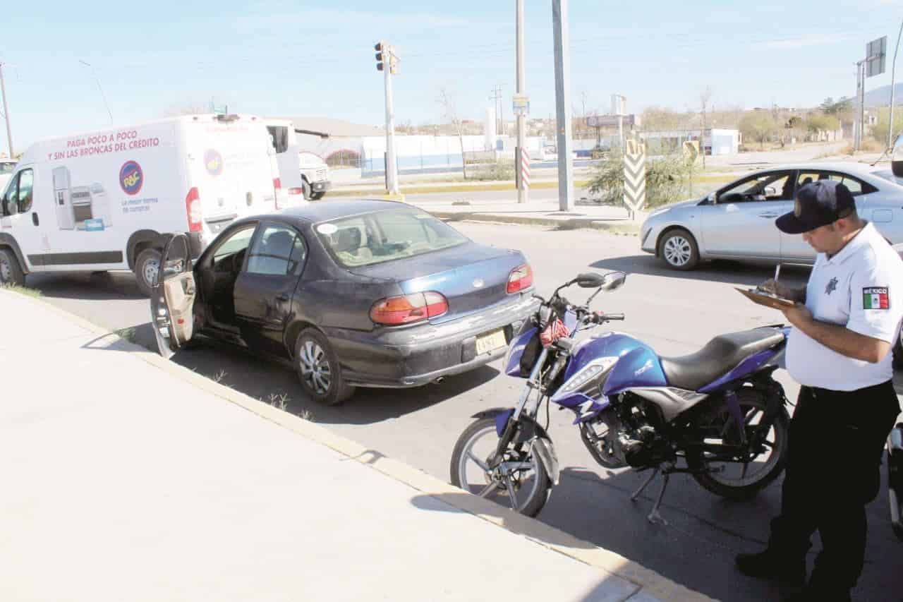 Choca tráilero a motociclista