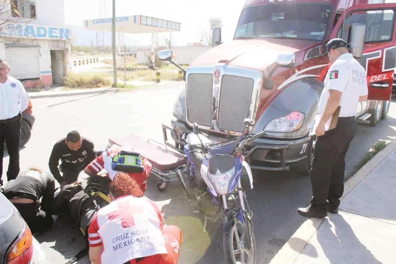 Choca tráilero a motociclista