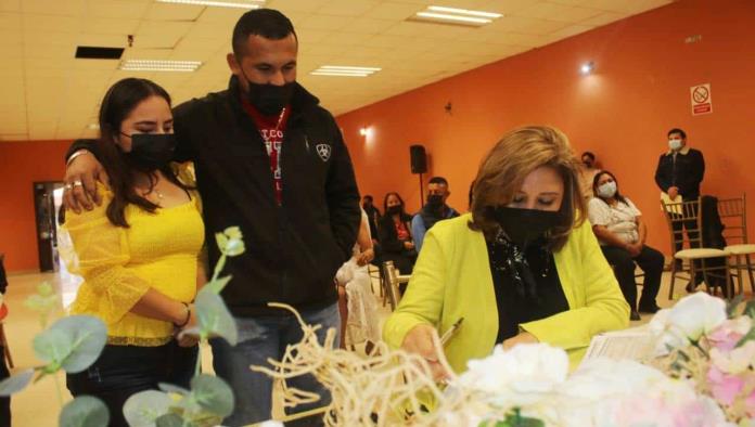 Invita Diana Haro a Bodas Comunitarias