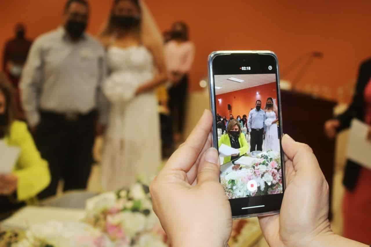 Invita Diana Haro a Bodas Comunitarias
