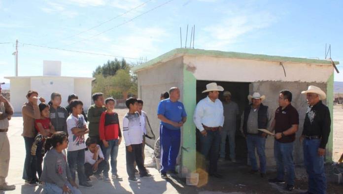Supervisan obras en escuela rural