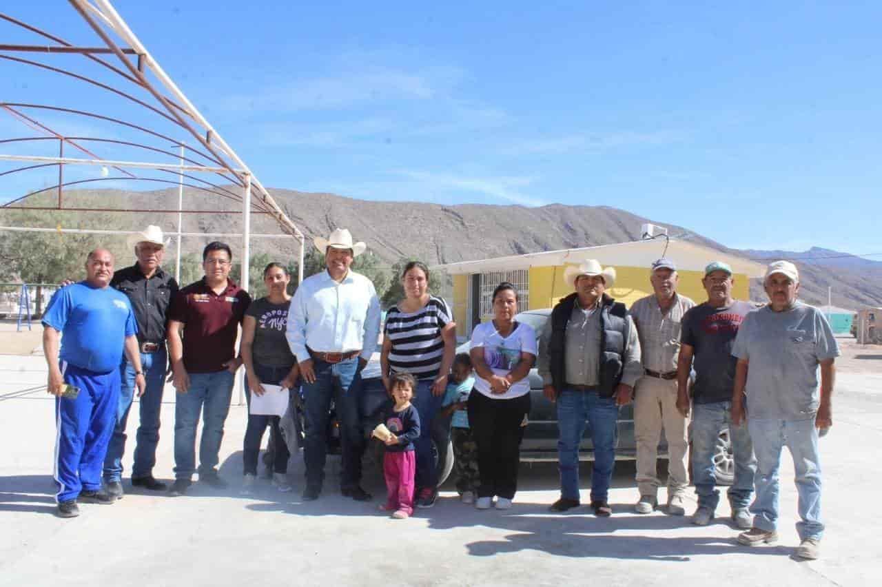 Supervisan obras en escuela rural