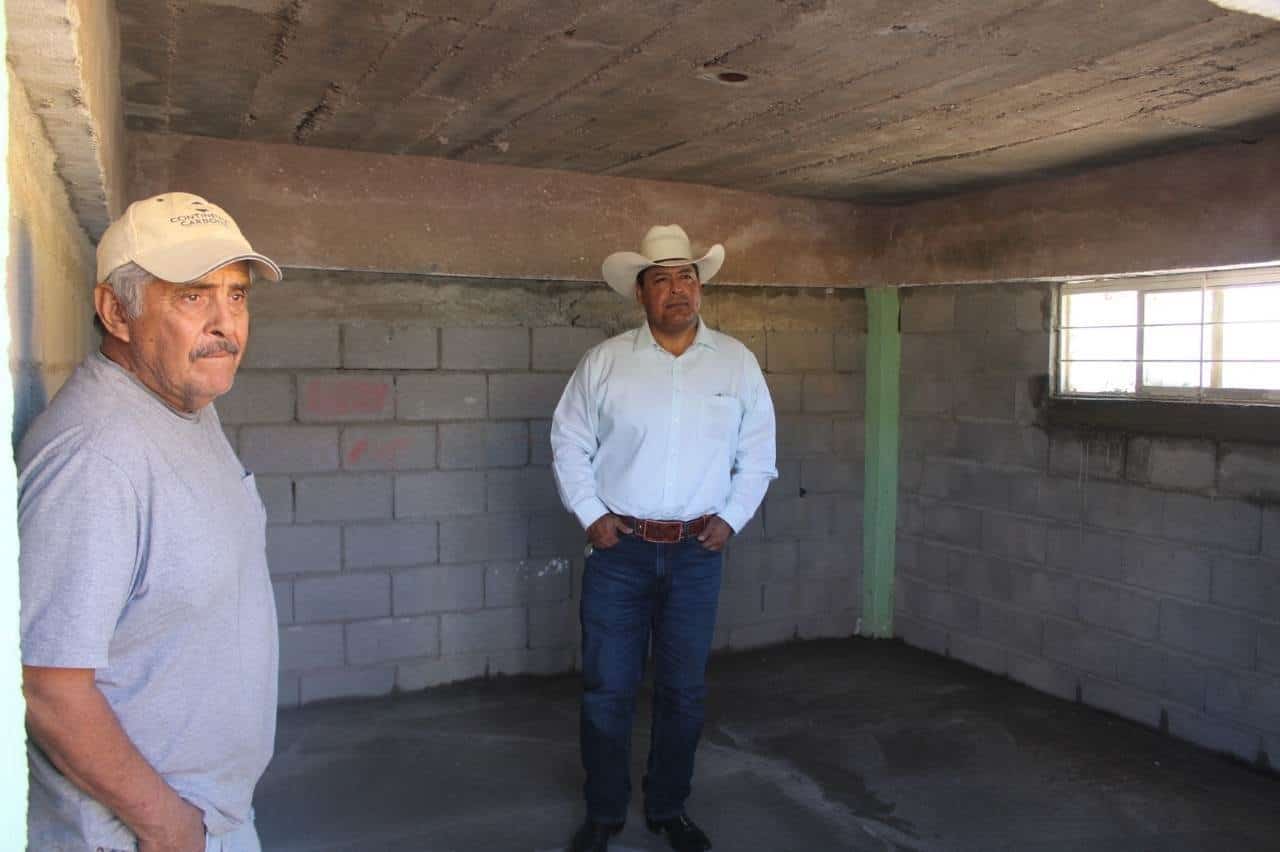 Supervisan obras en escuela rural