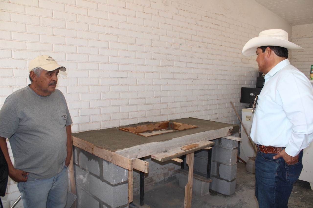 Supervisan obras en escuela rural